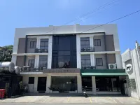 RedDoorz Plus @ Hotel Esse