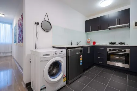 Brunswick 1BR: City & Comfort w/ Free Parking Отели в г. Брансуик