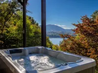 豪華湖景小木屋，配有熱水浴缸和遊戲室 斯溫縣住宿飯店