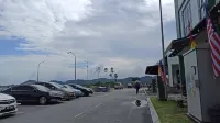 Perodua Entire Terrace Homestay 4R: Kitchen+WFH - 駐車場