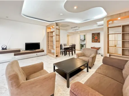 Large & Luxury Menteng Apt 3BR w/ Pool, Gym Wi-Fi Отели рядом со станцией Stasiun Pasar Senen