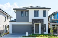 Spacious 5-bedroom building in brilliant Austral with AC