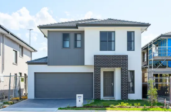 Spacious 5-bedroom building in brilliant Austral with AC