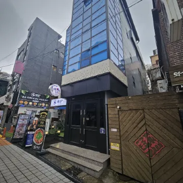 NANAHOUSE Отели рядом с достопримечательностью «Бар EXiT Hongdae»