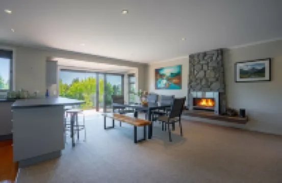 Crystal Waters by Ohana – Tranquil Lake Stay with Hotels in 