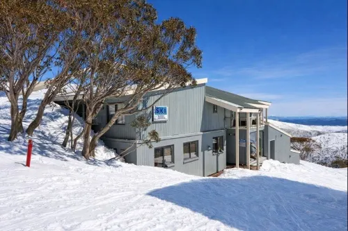 Hotham Central Ski Out Studio w/ pool, spa & sauna