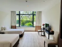 Hotel West Lakes Golf Отели в г. 