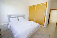 2-Bedroom Apartment with Balcony & Pool - Balkon