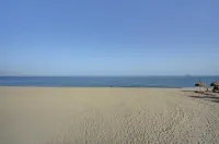 Luxury Beachfront Apt with Private Garden & Pool - شاطئ