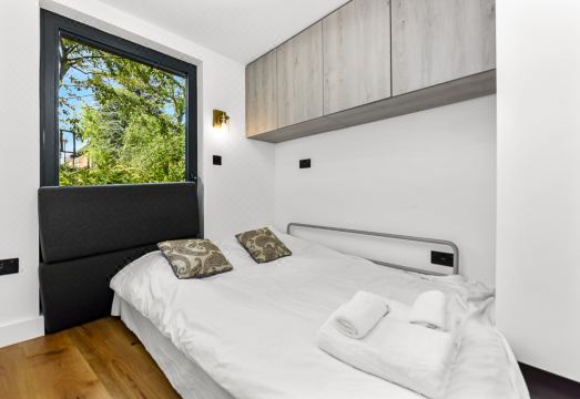 Charming Modern Chic Pad Summer House의 현대적인 객실