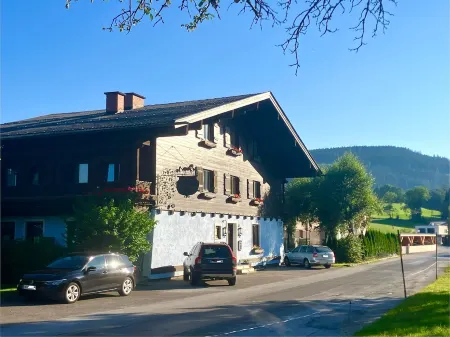 Gasthof Rösslhof Отели в г. Динтен
