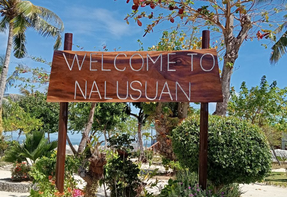 [물 위 방갈로가 있는 날루수안 아일랜드 리조트의 전경]