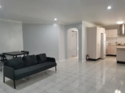 Coopers Plains Home Stay (15m train to CBD)