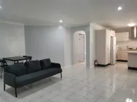 Coopers Plains Home Stay (15m train to CBD) Hotels in Hillcrest
