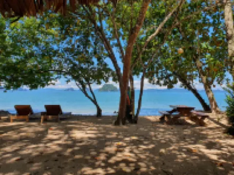 Melina's Beachfront Bungalows and Villa Krabi Provincial Agricultural Career Development and Promotion Center周辺のホテル
