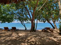 Melina's Beachfront Bungalows and Villa Hotell i Khao Thong