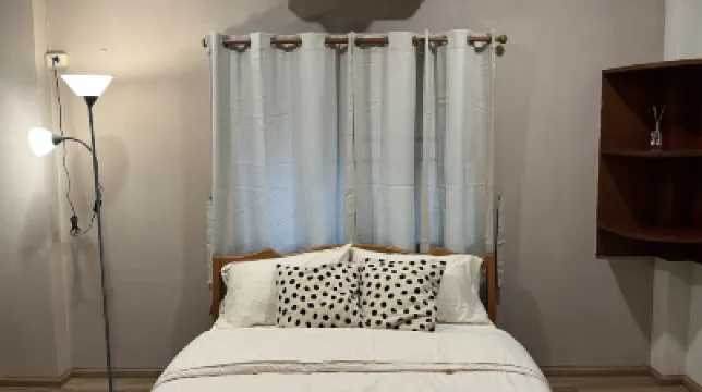 QueenBed, near city ,28 sq.m., near bus stn. ダーラー アカデミー周辺のホテル