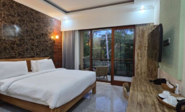 Pine Tree Beach Hotel