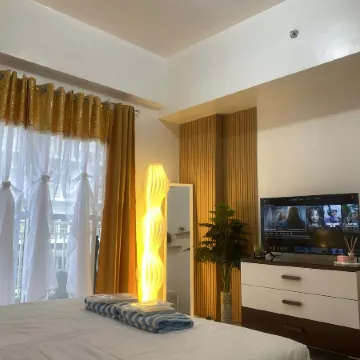 Amani by Hernz l With Balcony l Pool View l Rentals l Staycations l Airport