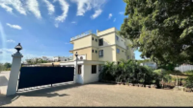 Luxurious 1bedhideaway with pool, AC &beach access Hotels in 