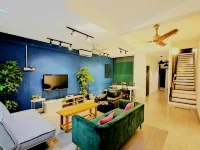 12 Family-Friendly 2-Sty 6 Room for 17 by Gurney