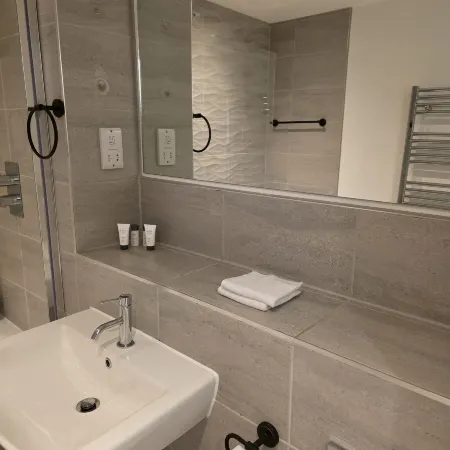 Modern 1-Bed Penthouse — Steps from Old Trafford