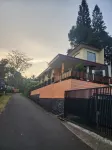 Rumah 215 m² dengan 3 kamar tidur dan 2 kamar mandi pribadi di Ciawi Hotel dekat PT. Bestari Buana Murni (Head Office)
