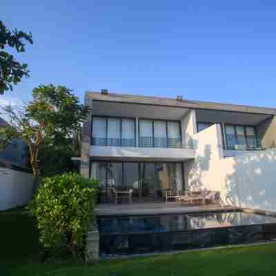 Faru Villa Beachfront Hotel Exterior