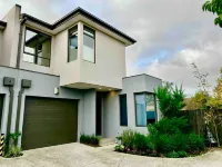 Delux Camberwell Sunny Townhouse Hotels near Degani Camberwell