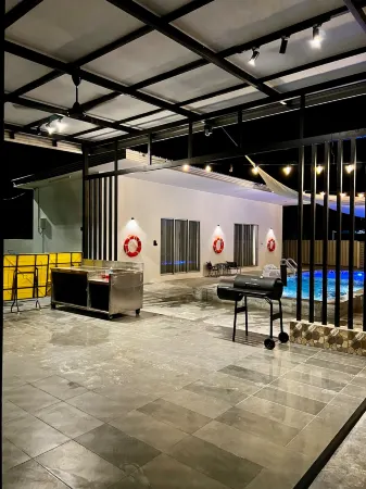 The Rina Homestay• Private Pool • Karaoke • BBQ Отели рядом с достопримечательностью «Порт Диксон Бич»