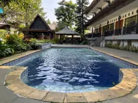 Santa Monica Resort Hotels in Caringin