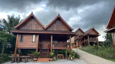 Vangnamthip Meung Feung Hotel Hotels near ເຮືອນແພເມືຶອງເຟືອງນິຍົມ Meung Feung Ni Yome