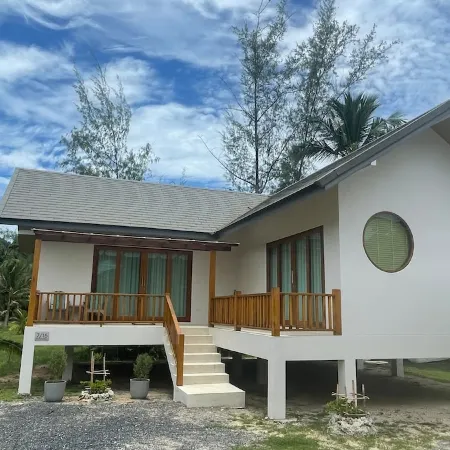 Chaloklum house close to beach