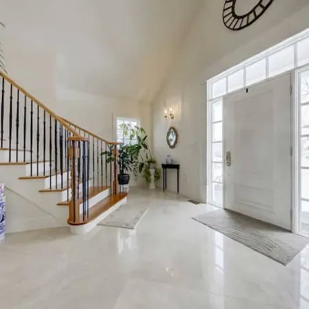Private and Comfortable Room in a Luxury House Hotéis em Markham