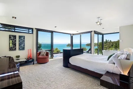 Oceanview Penthouse Suite & Beach Access Отели рядом с достопримечательностью «Kaiteriteri Kayak»