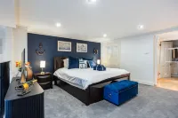 Harbourside King Bed - Luxury Captains Retreat Hotel a Lavender Bay