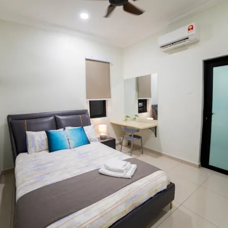 Loh Residence@Pinjistation (8pax 4br)