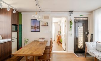 Rooftop Relaxation with Music, Movies & Vibes, 6 minutes from Itaewon St.