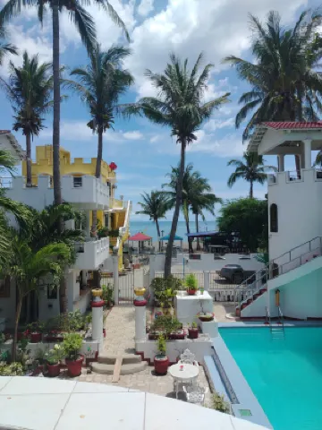 White & Yellow Castle Hotel and Resort Hotel di 