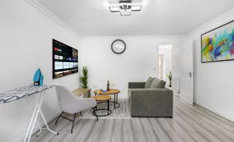 Fast Wi-Fi | Free Parking | 10 Mins to City Centre