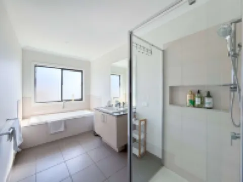 Lux Clyde North Super Spacious Retreat