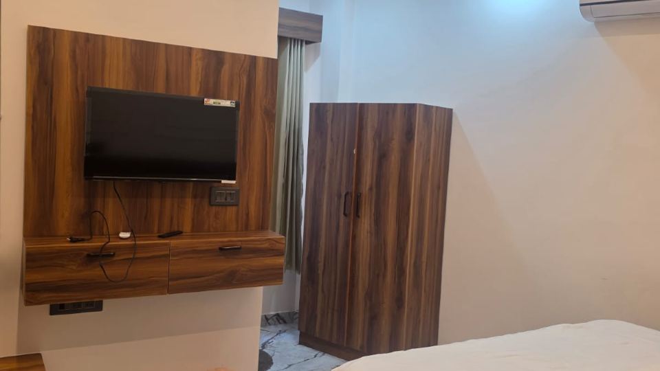 Hotel R R Tripathi