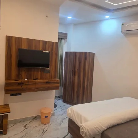 Hotel R R Tripathi
