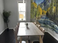 Character Home near Downtown and 17th Avenue โรงแรมในคาลการี