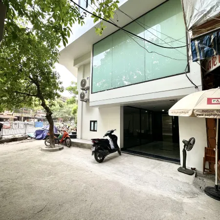Hanoi IRIS Homestay 2A Nguyen Hong Отели рядом с достопримечательностью «Донгда»