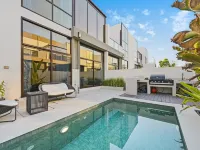 Luxury 5BR Townhouse with Private Pool | Dubai Hoteles cerca de Universidad Zayed