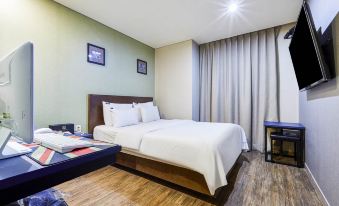 Paradise Hotel