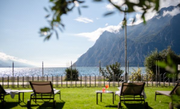 Hotel Baia Azzurra - Lake Front - Housity