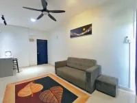 2-5pax Sunshine Beachfront, Wifi, 50"TV, FREE PARKING & POOL Hotel in zona Centro commerciale Oceanic Mall