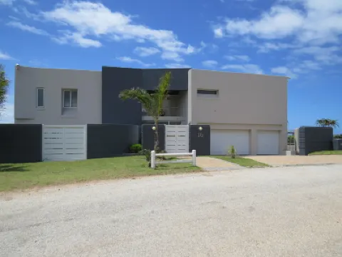 At the Beach โรงแรมใน